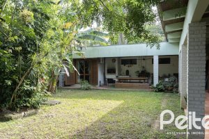 Casa à venda com 799m², 5 dormitórios, 1 suíte, 4 vagas, no bairro Ipanema em Porto Alegre