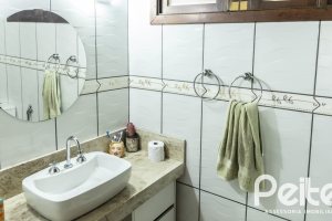 Casa à venda com 799m², 5 dormitórios, 1 suíte, 4 vagas, no bairro Ipanema em Porto Alegre