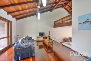 Casa à venda com 280m², 3 dormitórios, 1 suíte, 2 vagas, no bairro Ipanema em Porto Alegre