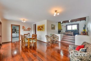 Casa à venda com 280m², 3 dormitórios, 1 suíte, 2 vagas, no bairro Ipanema em Porto Alegre