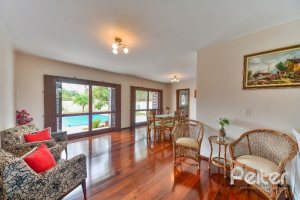 Casa à venda com 280m², 3 dormitórios, 1 suíte, 2 vagas, no bairro Ipanema em Porto Alegre