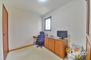 Casa à venda com 280m², 3 dormitórios, 1 suíte, 2 vagas, no bairro Ipanema em Porto Alegre