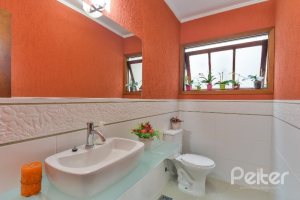 Casa à venda com 280m², 3 dormitórios, 1 suíte, 2 vagas, no bairro Ipanema em Porto Alegre