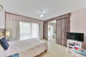 Casa à venda com 280m², 3 dormitórios, 1 suíte, 2 vagas, no bairro Ipanema em Porto Alegre