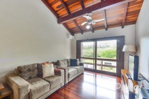 Casa à venda com 280m², 3 dormitórios, 1 suíte, 2 vagas, no bairro Ipanema em Porto Alegre