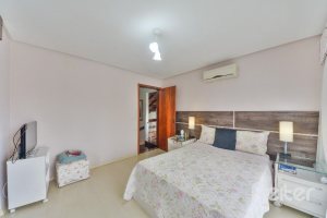 Casa à venda com 280m², 3 dormitórios, 1 suíte, 2 vagas, no bairro Ipanema em Porto Alegre