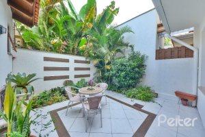 Casa em Condomínio à venda com 293m², 3 dormitórios, 1 suíte, 2 vagas, no bairro Tristeza em Porto Alegre