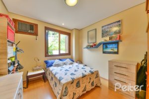 Casa em Condomínio à venda com 293m², 3 dormitórios, 1 suíte, 2 vagas, no bairro Tristeza em Porto Alegre