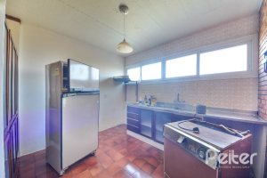 Casa à venda com 470m², 3 dormitórios, 1 suíte, 8 vagas, no bairro Vila Assunção em Porto Alegre