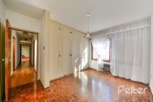 Casa à venda com 470m², 3 dormitórios, 1 suíte, 8 vagas, no bairro Vila Assunção em Porto Alegre