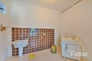 Casa à venda com 470m², 3 dormitórios, 1 suíte, 8 vagas, no bairro Vila Assunção em Porto Alegre