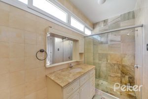 Casa à venda com 470m², 3 dormitórios, 1 suíte, 8 vagas, no bairro Vila Assunção em Porto Alegre