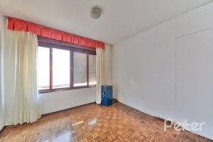 Casa à venda com 470m², 3 dormitórios, 1 suíte, 8 vagas, no bairro Vila Assunção em Porto Alegre