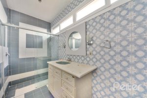 Casa à venda com 470m², 3 dormitórios, 1 suíte, 8 vagas, no bairro Vila Assunção em Porto Alegre