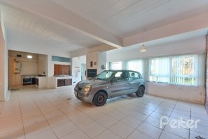 Casa à venda com 470m², 3 dormitórios, 1 suíte, 8 vagas, no bairro Vila Assunção em Porto Alegre