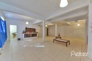 Casa à venda com 470m², 3 dormitórios, 1 suíte, 8 vagas, no bairro Vila Assunção em Porto Alegre