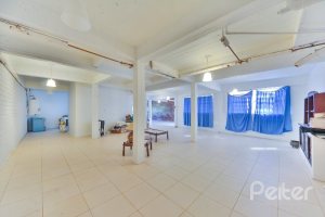 Casa à venda com 470m², 3 dormitórios, 1 suíte, 8 vagas, no bairro Vila Assunção em Porto Alegre