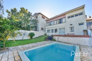 Casa à venda com 470m², 3 dormitórios, 1 suíte, 8 vagas, no bairro Vila Assunção em Porto Alegre