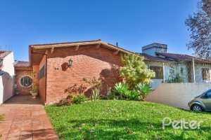 Casa à venda com 470m², 3 dormitórios, 1 suíte, 8 vagas, no bairro Vila Assunção em Porto Alegre