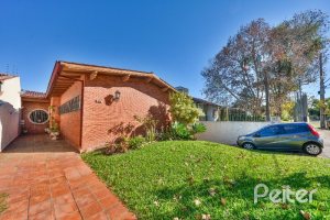 Casa à venda com 470m², 3 dormitórios, 1 suíte, 8 vagas, no bairro Vila Assunção em Porto Alegre