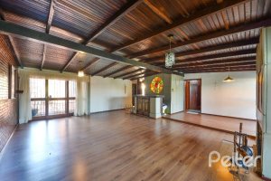 Casa à venda com 470m², 3 dormitórios, 1 suíte, 8 vagas, no bairro Vila Assunção em Porto Alegre