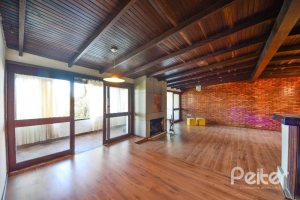 Casa à venda com 470m², 3 dormitórios, 1 suíte, 8 vagas, no bairro Vila Assunção em Porto Alegre