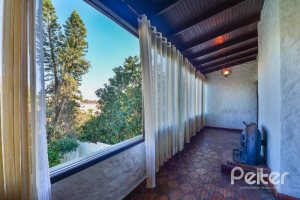 Casa à venda com 470m², 3 dormitórios, 1 suíte, 8 vagas, no bairro Vila Assunção em Porto Alegre