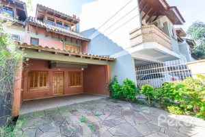 Casa à venda com 178m², 3 dormitórios, 1 suíte, 2 vagas, no bairro Jardim Isabel em Porto Alegre