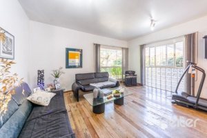 Casa à venda com 266m², 3 dormitórios, 1 suíte, 4 vagas, no bairro Jardim Isabel em Porto Alegre