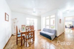 Casa à venda com 266m², 3 dormitórios, 1 suíte, 4 vagas, no bairro Jardim Isabel em Porto Alegre