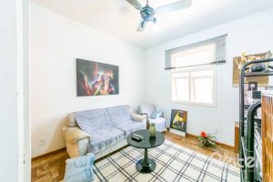 Casa à venda com 266m², 3 dormitórios, 1 suíte, 4 vagas, no bairro Jardim Isabel em Porto Alegre