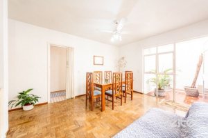 Casa à venda com 266m², 3 dormitórios, 1 suíte, 4 vagas, no bairro Jardim Isabel em Porto Alegre