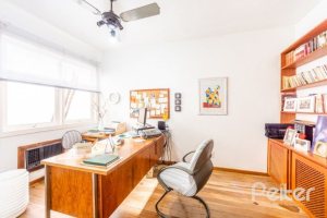 Casa à venda com 266m², 3 dormitórios, 1 suíte, 4 vagas, no bairro Jardim Isabel em Porto Alegre