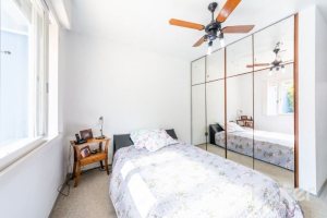 Casa à venda com 266m², 3 dormitórios, 1 suíte, 4 vagas, no bairro Jardim Isabel em Porto Alegre