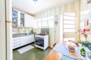 Casa à venda com 266m², 3 dormitórios, 1 suíte, 4 vagas, no bairro Jardim Isabel em Porto Alegre