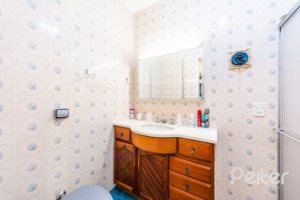 Casa à venda com 266m², 3 dormitórios, 1 suíte, 4 vagas, no bairro Jardim Isabel em Porto Alegre