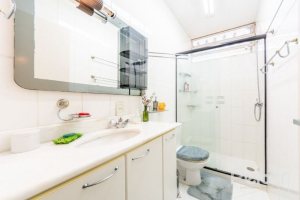 Casa à venda com 266m², 3 dormitórios, 1 suíte, 4 vagas, no bairro Jardim Isabel em Porto Alegre