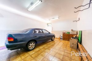 Casa à venda com 266m², 3 dormitórios, 1 suíte, 4 vagas, no bairro Jardim Isabel em Porto Alegre