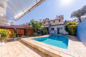 Casa à venda com 266m², 3 dormitórios, 1 suíte, 4 vagas, no bairro Jardim Isabel em Porto Alegre