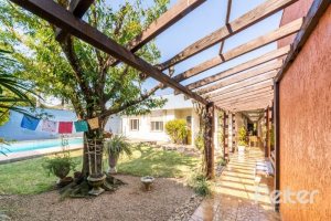 Casa à venda com 266m², 3 dormitórios, 1 suíte, 4 vagas, no bairro Jardim Isabel em Porto Alegre