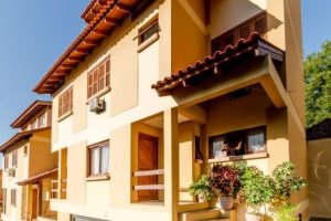 Casa em Condomínio à venda com 168m², 3 dormitórios, 1 suíte, 3 vagas, no bairro Tristeza em Porto Alegre