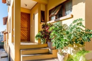 Casa em Condomínio à venda com 168m², 3 dormitórios, 1 suíte, 3 vagas, no bairro Tristeza em Porto Alegre