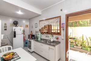 Casa à venda com 124m², 3 dormitórios, 1 suíte, 2 vagas, no bairro Jardim Isabel em Porto Alegre