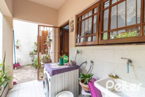 Casa à venda com 124m², 3 dormitórios, 1 suíte, 2 vagas, no bairro Jardim Isabel em Porto Alegre