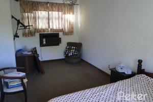 Casa à venda com 242m², 4 dormitórios, 1 suíte, 3 vagas, no bairro Tristeza em Porto Alegre