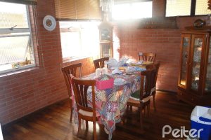 Casa à venda com 242m², 4 dormitórios, 1 suíte, 3 vagas, no bairro Tristeza em Porto Alegre