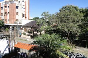 Casa à venda com 242m², 4 dormitórios, 1 suíte, 3 vagas, no bairro Tristeza em Porto Alegre