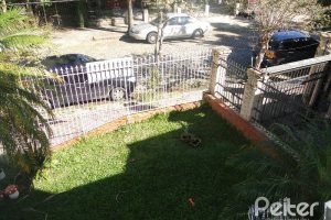 Casa à venda com 242m², 4 dormitórios, 1 suíte, 3 vagas, no bairro Tristeza em Porto Alegre