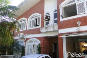 Casa à venda com 242m², 4 dormitórios, 1 suíte, 3 vagas, no bairro Tristeza em Porto Alegre