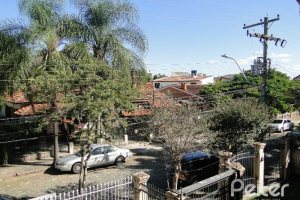 Casa à venda com 242m², 4 dormitórios, 1 suíte, 3 vagas, no bairro Tristeza em Porto Alegre